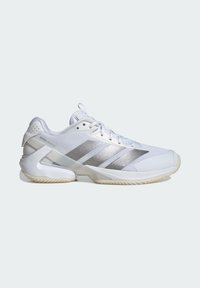 Witte Adidas sportschoen met zilveren strepen, veters en een gevormde zool, ontworpen voor sportief gebruik.