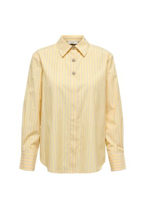Camicia gialla con bottoni a sinistra e strisce blu verticali, dotata di colletto a punta, maniche lunghe e tre chiusure con bottoni lucidi.