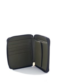 Un portafoglio compatto con un interno verde oliva, esterno nero, multiple fessure per carte e una chiusura con zip per una conservazione sicura.
