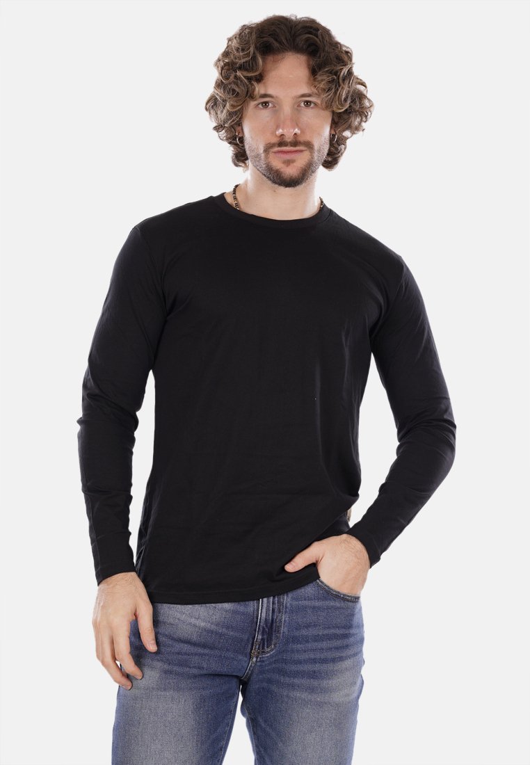 T-shirt nero a maniche lunghe con scollatura a girocollo, realizzato in morbido cotone. La vestibilità è casual, abbinata a jeans in denim blu.