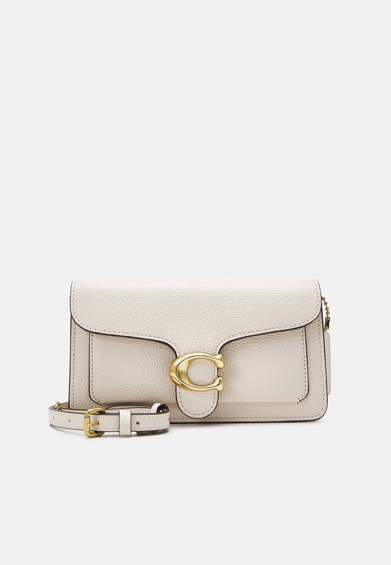 Petit sac bandoulière en cuir beige avec fermeture à boucle dorée et sangle ajustable sur un fond clair uni.