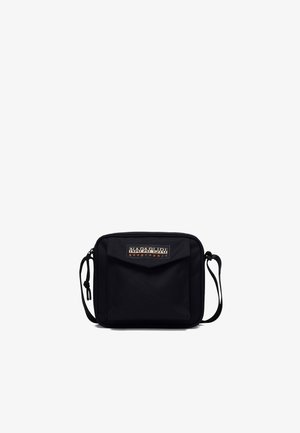 Bolso pequeño rectangular negro de bandolera con bolsillo frontal con solapa y etiqueta marrón "NAPAPIJRI geographic", correa ajustable con detalle de nudo.
