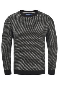 Suéter negro de punto con un patrón blanco diagonal, con cuello redondo y puños y dobladillo acanalados, hecho de una tela texturizada.