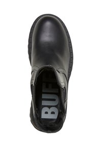 Černá kožená kotníková bota s elastickými bočními panely, kulatou špičkou, texturovanou gumovou podešví a logem na stélce. Hladký povrch s minimálním prošíváním.