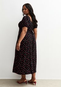 New Look Curves CURVES BERRY PRINT MILKMAID MIDI - Vardagsklänning - black pattern