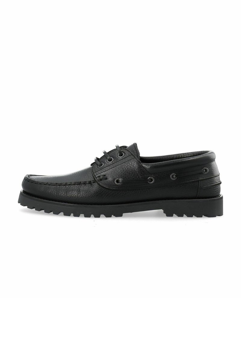 Chaussures de bateau en cuir noir avec surface texturée, design à lacets, semelle en caoutchouc avec traction et œillets en métal sur les côtés.