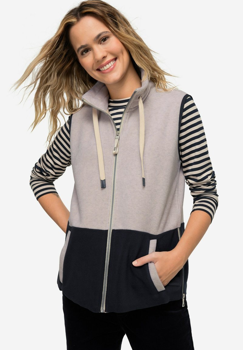 Gilet con blocchi di colore in grigio chiaro e blu navy, dotato di colletto alto, zip intera, due tasche frontali e dettagli con cordoncino.