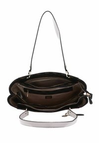 Schwarze Handtasche mit glattem Äußeren, verfügt über ein Innenfach mit Reißverschluss und zwei Fächer. Der Tragegurt ist silberfarben mit goldenen Hardware-Akzenten.