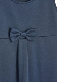 Navyblaues ärmelloses Kleid mit texturiertem Stoff, einem Taillenband mit Schleifendetail und einem plissierten Rockteil.