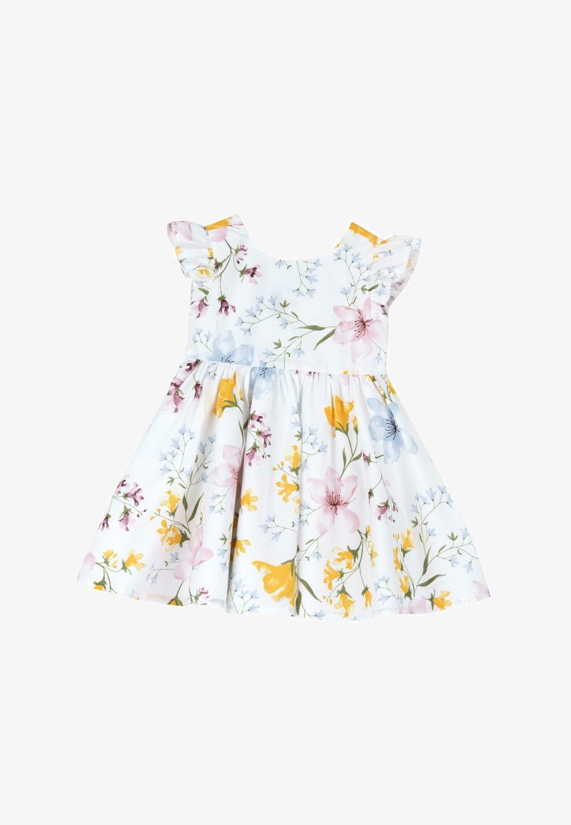 Robe florale blanche à manches courtes volantées, ornée de fleurs roses, bleues et jaunes, et dotée d'une taille froncée pour une jupe évasée.