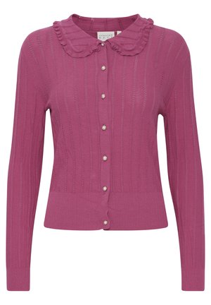 Caridgan roz tricotat cu un design texturat, tiv și manșete cu șanțuri, și o guler volan. Prezintă nasturi perlați pe partea din față.