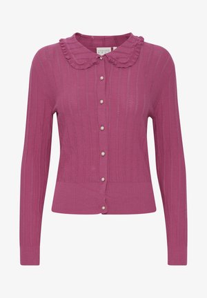 Caridgan roz tricotat cu un design texturat, tiv și manșete cu șanțuri, și o guler volan. Prezintă nasturi perlați pe partea din față.