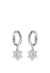 Silberne Creolen mit floralem Design, verziert mit klaren, funkelnden Steinen. Die Ohrringe haben eine gravierte Markenbezeichnung an der Seite.