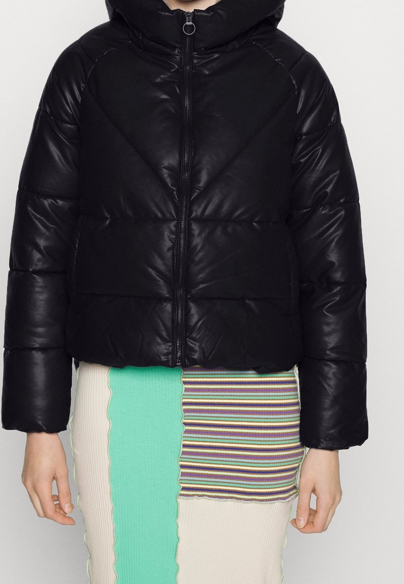 Doudoune noire avec capuche, dotée d'une fermeture éclair à l'avant et d'un motif en losanges. Matériau lisse et brillant avec un design court.