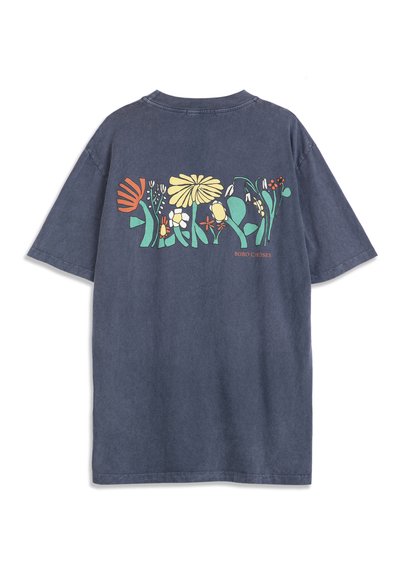 T-shirt à manches courtes bleu foncé avec imprimé floral abstrait coloré et petit texte "BOBO CHOSES" au dos.