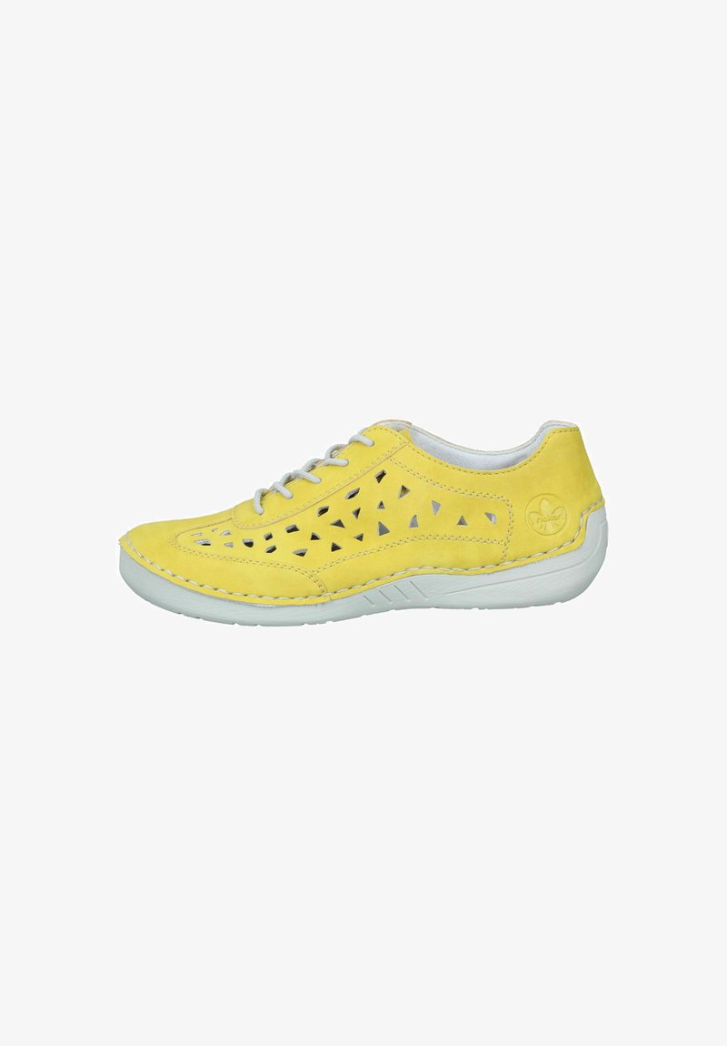 Zapato de ante amarillo con cortes triangulares, cordones grises y una suela de goma blanca con detalles texturizados.
