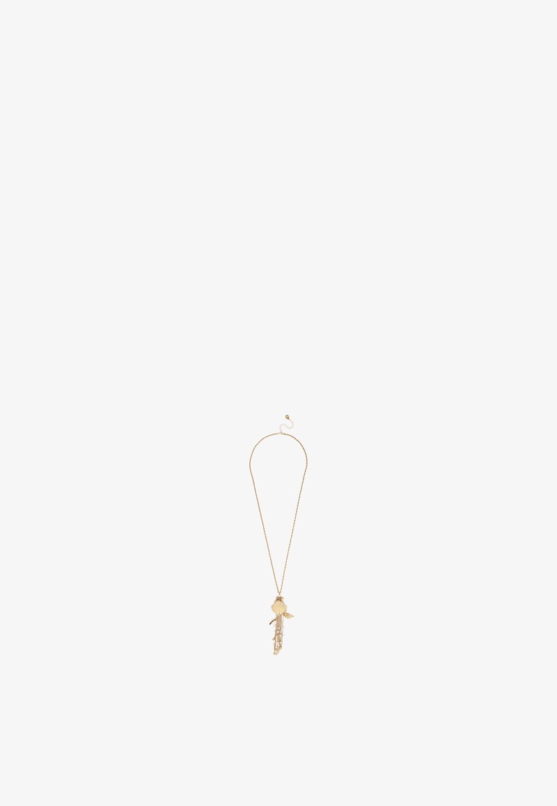 Collier délicat en chaîne d'or avec pendentif coquillage, aile et perle suspendu au centre.