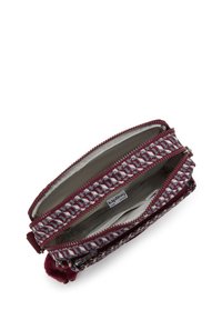 Piccola pochette con zip a motivo marrone e beige, munita di etichetta con logo all'interno e portachiavi in peluche attaccato.