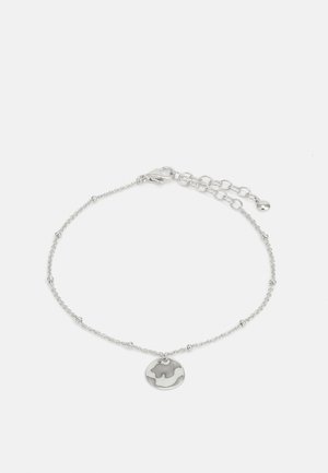 Pulsera de cadena de plata con un colgante redondo que presenta un diseño de globo estilizado. La cadena tiene pequeñas cuentas y un cierre de langosta con un eslabón ajustable.