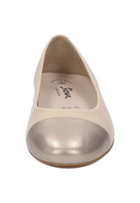 Ballet flat beige con punta arrotondata, dotato di un brillante cappuccio argento. Parte superiore in pelle liscia, interno imbottito con il marchio "SUPER SOFT".