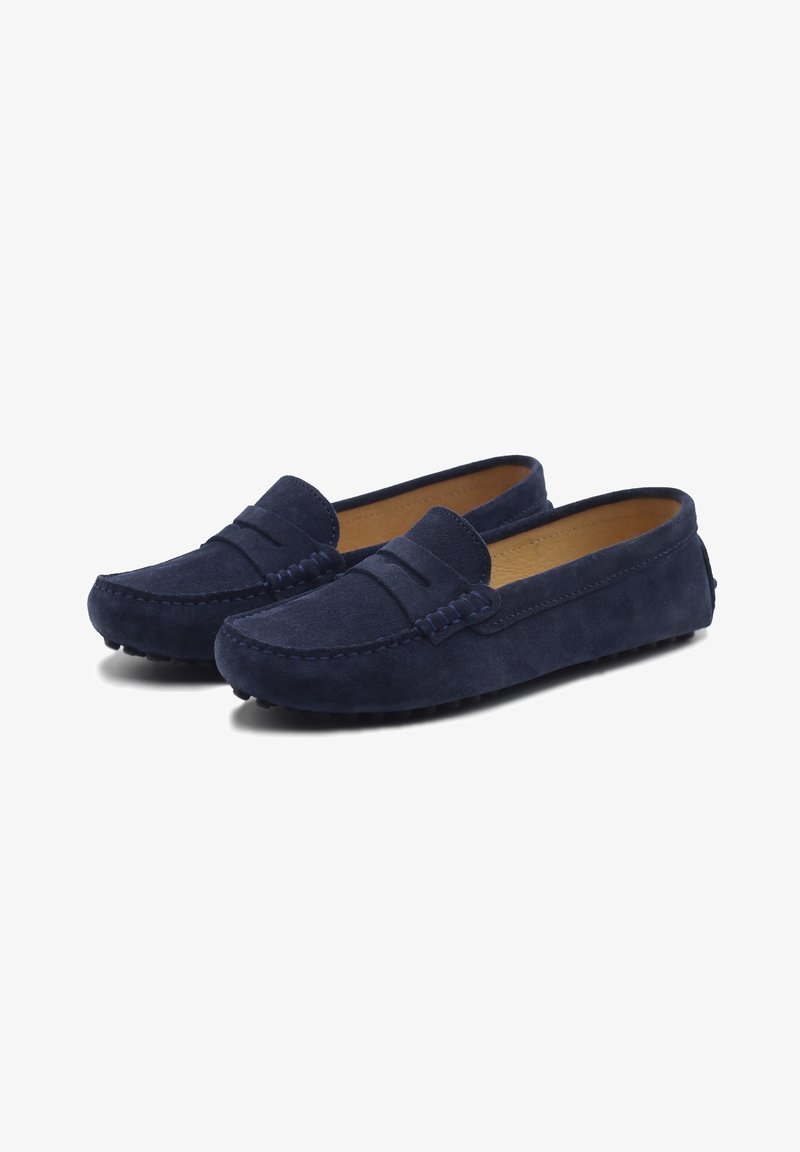 Tummansininen mokkanahkainen loaferit, joissa on mokkasinin muotoilu, ommeltu yläosa ja litteät kumipohjat. Luistamaton pinta ja helposti jalkaan sujautettava malli.