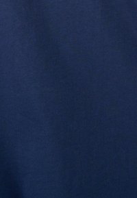 Tessuto blu navy con una superficie liscia, caratterizzato da un motivo a coste. Il materiale appare morbido e leggero. Nessuna cucitura o motivo visibile.