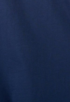 Tessuto blu navy con una superficie liscia, caratterizzato da un motivo a coste. Il materiale appare morbido e leggero. Nessuna cucitura o motivo visibile.