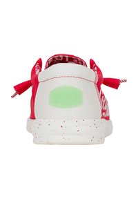 Sneaker rossa e bianca con tomaia texture, accent verde sul tallone e nastri decorativi rosa su ciascun lato. Suola bianca maculata.