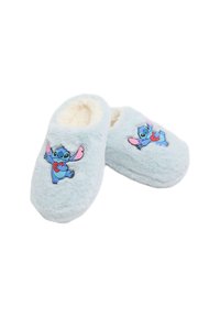 Lysblå fleece-sutsko med en blød hvid foring og et broderet karakterdesign på fronten. Rundet form, slip-on stil.