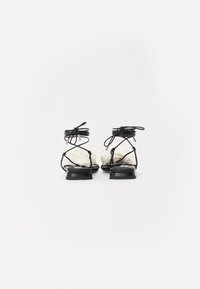 Steve Madden ROSALIND - Kotníkové sandály  - black/white