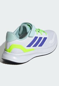 adidas Performance RUNFALCON 5   - Chaussures de running sur route - cloud white    blue   lucid lemon
