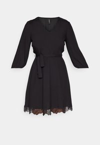 Robe noire avec un décolleté en V, des manches longues et une taille cintrée avec un lien. Une bordure en dentelle en bas ajoute de la texture et du détail.