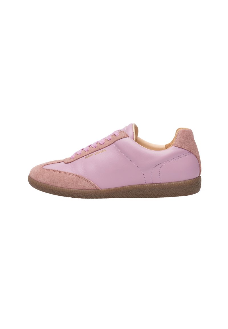 Sneaker in pelle e camoscio rosa con punta rotonda, chiusura con lacci e dettagli in tan. Presenta una suola in gomma testurizzata e un sottile logo del brand.