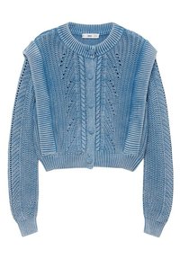 Cardigan en maille bleu raccourci avec un col rond, des motifs torsadés et en dentelle, un ourlet côtelé, et six boutons sur le devant. Texture douce, design léger.