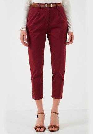 Pantalons courts rouges en coton, dotés d'une taille haute, de poches avant et d'une ceinture marron avec une boucle en argent. Texture lisse, ajustement sur mesure.