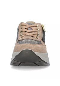 Sneaker in suede marrone e nylon grigio con lacci piatti, occhielli metallici, zip laterale e una spessa suola in gomma nera. Pannello superiore testurizzato.