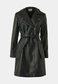 Trench coat de cuero negro con cintura ajustada, cremallera asimétrica y cuello de solapa. Textura suave, con un ajuste entallado y mangas largas.