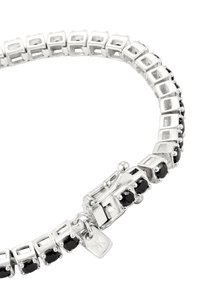 Silverarmband med fyrkantiga länkar och svarta ädelstenar, utrustat med en låda-spänne och en liten berlock fäst. Slät yta med glansig textur.