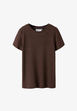 T-shirt marron côtelé en tissu doux, avec un col rond et des manches courtes. Design simple sans ornements.