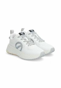 Witte sportschoenen met grijze accenten, textuur bovenkant, elastische veters en een geprofileerde zool met kleurrijke spikkels.