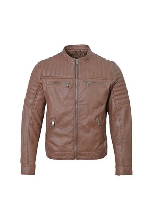 Brązowa skórzana kurtka z kołnierzem stójkowym, pikowanymi akcentami na ramionach oraz dwoma zamykanymi na zamek kieszeniami na piersi. Gładka tekstura i dobrze dopasowany krój.