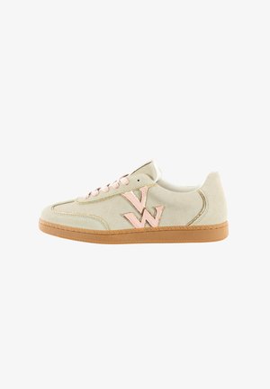 Baskets en daim gris clair avec un logo rose, des accents dorés et une semelle en caoutchouc marron. Design classique avec fermeture à lacets.