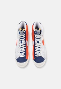 Nike Sportswear BLAZER MID '77 EMB - Sapatilhas de cano alto - white/orange/blue void/sail