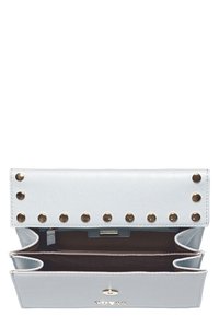 Svetle modrá kožená peněženka se zlatými hřebíčky, s více přihrádkami a hladkým povrchem; otevírá se a odhaluje tmavé vnitřní podšívku.