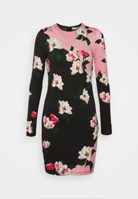 Robe à manches longues avec un corps noir et un panneau d'épaule rose, ornée de motifs floraux blancs et roses avec des feuilles vertes.