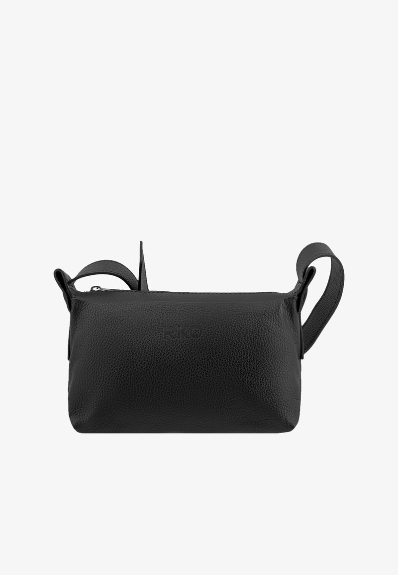 Sort faux læder pouch med en struktureret overflade, udstyret med en toplynlås og to korte håndtag. Inkluderer et præget brandlogo på forsiden.