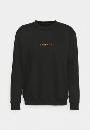 Sweat-shirt noir à manches longues avec col rond, texte orange "MENNACE" centré sur la poitrine, poignets et ourlet côtelés.