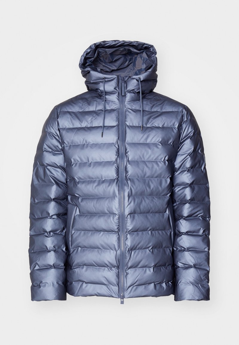 Blå polstret jakke med vandret quiltning, frontlynlås, snøre i hætten og to sidelommer på en lys baggrund.