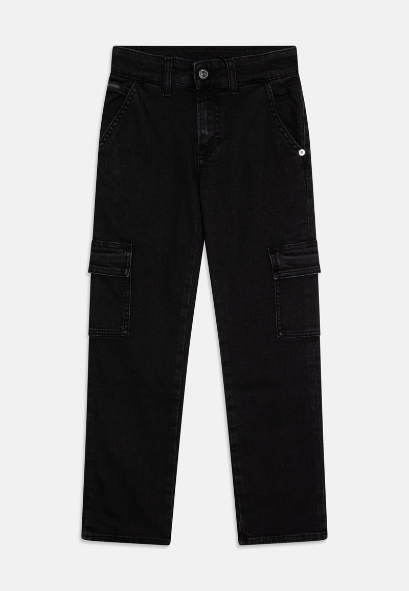 Pantalones cargo negros de mezclilla con múltiples bolsillos, cierre de botón y cremallera, y piernas rectas con una textura textil.