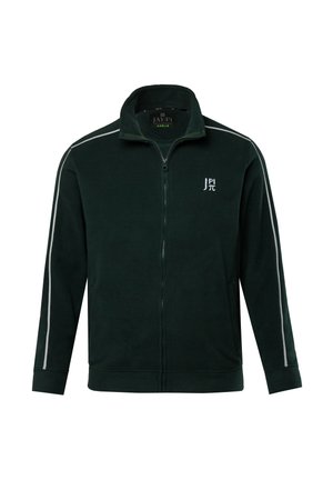 Grüne Fleece-Zip-Jacke mit hohem Kragen, Frontreißverschluss und weißen Seitenstreifen. Hat ein Logo auf der linken Brust. Weiche Textur.